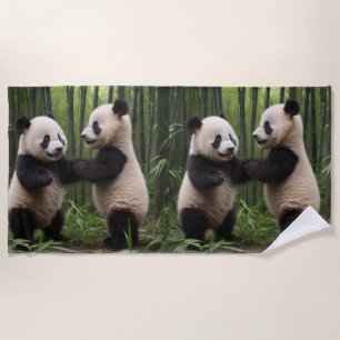 Toalha De Praia Brincadeiras: Bebês Pandas Brincam na Floresta,