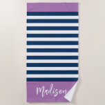 Toalha De Praia Caligrafia Roxo Marinho de Strike Náutica de Pré-D<br><div class="desc">Preppy NMaritime Stripe Marinho Roxo Calliografia em Praia A Torre apresenta marinho chic e pré-ppy e listras brancas com sotaque roxo colorido e seu nome na caligrafia de tendências.</div>