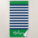 Toalha De Praia Caligrafia Verde com Marinho de Faixa Náutica de P<br><div class="desc">Preppy NMaritime Stripe Marinho Green Calliografia Beach Towel apresenta marinho chic e pré-ppy e listras brancas com sotaque verde colorido e seu nome na caligrafia de tendências.</div>