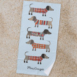 Toalha De Praia Cão de linguiça de Dachshund Personalizado<br><div class="desc">Enchidos bonitos de Dachshund ou cachorros-salsicha em tricô-branco sobre fundo azul-claro. Perfeito para amantes de cachorros e ambulantes de cães. Arte original de Nic Squirrell. Altere o nome para personalizar.</div>