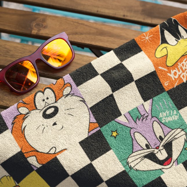 Toalha De Praia CARACTERES LOONEY TUNES™ no Verificador preto e br (Towel on chair)