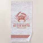 Toalha De Praia Caranguejo Costeiro Praia Casa da Madeira Rústica<br><div class="desc">Esta toalha rustica de praia apresenta um caranguejo vermelho vintage com seu nome familiar sobre um fundo branco sujo de madeira lavada. Personalize com o seu nome familiar e faça desta sua única toalha de praia. Projetado para você pela Blackberry Boulevard</div>