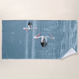 Toalha De Praia Casal pelicano remando em água azul calma