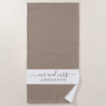 Toalha De Praia Chic Newlywn Sr. Taupe White Monogrammed<br><div class="desc">Toalha de praia com monogramas brancos e chic com o texto Sr. e Sra. em um roteiro elegante. Você pode personalizar esta elegante toalha de praia com seu nome casado. Presente perfeito para o novo casal. A doca seca colorida é usada para este design. Desenvolvido exclusivamente para você pelo Happy...</div>