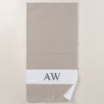 Toalha De Praia Cinza Chic Monograma Branco<br><div class="desc">Cinzas quentes e toalha de praia monogramada branca. A cinza de shiitake de cor é usada para esta elegante toalha de praia que você pode personalizar com seu nome de monograma inicial. presente de na moda ou ideia de presente de aniversário para homens, mulheres e crianças. Crie toalhas personalizadas para...</div>