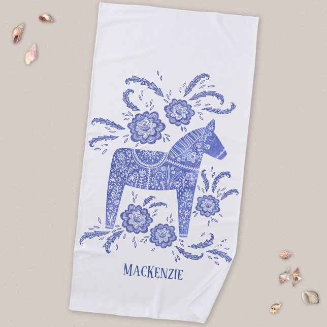 Toalha de Praia com Nome Personalizado Cavalo Dala (Swedish Dala Horse folk art blue and white personalized name beach towel)
