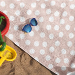 Toalha De Praia Cor-de-rosa pincelado<br><div class="desc">Um simples e elegante design cor-de-rosa,  com algumas bolinhas brancas. Facilmente personalizável com seu nome ou monograma.</div>