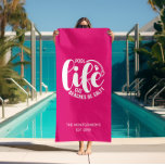 Toalha De Praia Cor-de-rosa quente com vida de piscina<br><div class="desc">Divertido para a sua casa ou para dar como presente,  esta toalha de praia rosa-quente apresenta o seu nome familiar,  ano estabelecido,  e "as praias do primo da vida Piscina são salgadas" em letras brancas quentes. CORRESPONDENTE a itens e mais cores na nossa coleção.</div>