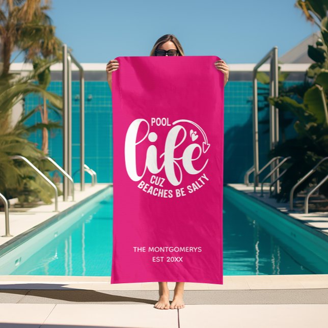 Toalha De Praia Cor-de-rosa quente com vida de piscina ("Pool life cuz beaches be salty" hot pink beach towel (white on reverse side))