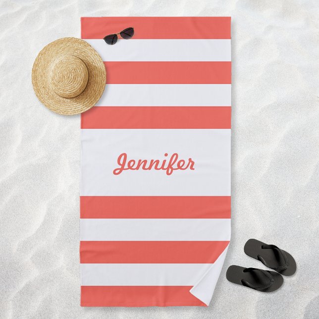 Toalha De Praia Coral Chic e faixas brancas personalizadas (Chic Coral and White Stripes Personalized Beach Towel)