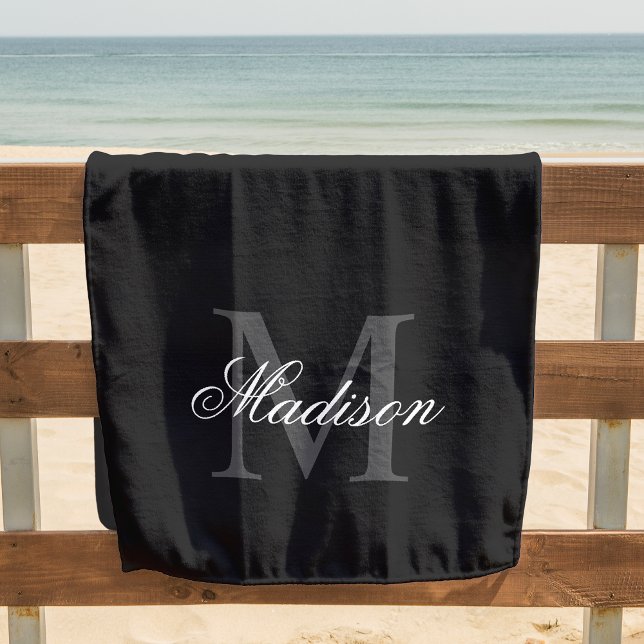 Toalha De Praia Crie seu nome personalizado Monograma Caligrafia P (This beach towel is a stunning way to personalize your beach day. It has your name and monogram.)