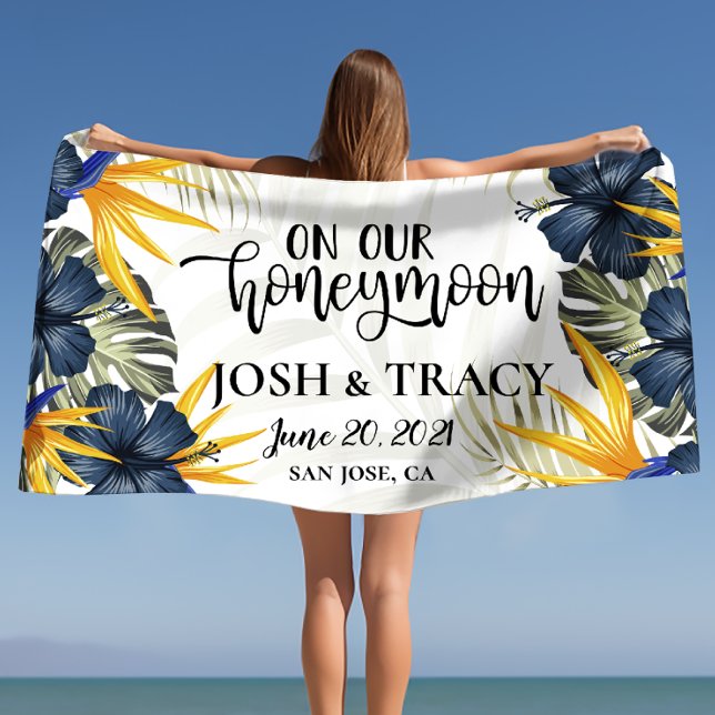 Toalha De Praia Elegante Chique Tropical Casados Personalizados  (Stylish Chic Tropical Personalized Newlyweds Beach Towel)
