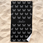 Toalha De Praia Escrito com o nome do padrão das borboletas pratea<br><div class="desc">Um fundo preto decorado com borboletas falso prateadas. Personalize e adicione seu nome.</div>