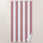 Toalha De Praia Espessa Vertical Stripes Dusty Nome de Rosa com Ra<br><div class="desc">Adicione o seu nome à parte inferior da toalha ou elimine 'name' se preferir toalha não personalizada. Design de padrão de listras verticais em linda cor de rosa poeirento de casamento. Decoração moderna do padrão striped.</div>