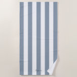 Toalha De Praia Espessura Vertical Stripes Azul Empoeirado Nome St<br><div class="desc">Adicione o seu nome à parte inferior da toalha ou elimine 'name' se preferir toalha não personalizada. Design de padrão de listras verticais em linda cor azul empoeirada de casamento. Presentes de casamento distribuídos modernos</div>