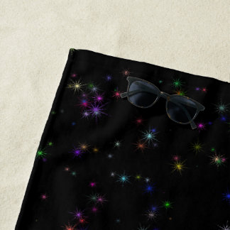 Toalha De Praia Estrelas coloridas espumantes no design negro céu