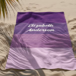 Toalha De Praia Faixa Horizontal Roxo do Colorblock<br><div class="desc">Um design de bloco na moda com faixas horizontais em tons de roxo num estilo moderno minimalista. Disponível para ser personalizado!</div>