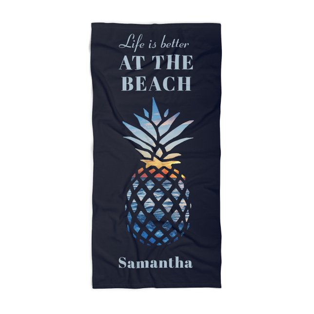 Toalha De Praia Família de Férias Tropicais de Praia Correspondent (Life is Better At the Beach Pineapple Seaside Vacation Coastal Towel)