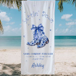 Toalha De Praia Festa de solteira de Abaixamento da Chinoiserie Az<br><div class="desc">Celebre a noiva a ser com uma mistura única de encanto rústico e elegância refinada! Nossa Bachelorette Beach Towel apresenta uma impressionante design de Chinoiserie que combina os motifs clássicos orientais com uma divertida torção ocidental. Perfeito para festas de solteira, chás de panela, ou qualquer praia ensolarada, esta toalha envolve...</div>