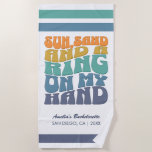 Toalha De Praia Festa de solteira de praia Groovy Retro Beach Brid<br><div class="desc">Faça um salto na sua próxima festa de solteira com esta incrível mercadoria personalizada da festa de solteira de praia. Quer estejas a celebrar uma viagem de praia, férias de raparigas, ou feriado de melhores amigos, esta mercadoria de festa de solteira de praia é a adição perfeita à tua fuga...</div>