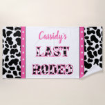 Toalha De Praia Festa de Solteira Disco Cowgirl de Seu Último Rode<br><div class="desc">Esta toalha de praia personalizada é perfeita para a celebração da festa de solteira com tema de cowgirl disco com seu esquema de cores rosa, preto e branco divertido com gráficos de padrão de couro de vaca preto e branco e destaques de estrelas rosa e branco. Apresenta a mensagem "ÚLTIMO...</div>