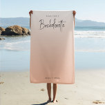 Toalha De Praia Fim de Semana de Bachelorette | Pêssego Elegante D<br><div class="desc">Este design personalizado de coral ombre Bachelorette Weekend apresenta uma tipografia escrita à mão e um fundo de fade de gradiente de pêssego pastel. Você pode personalizar facilmente o nome, a data e a hashtag da noiva ou adicionar sua própria mensagem personalizada! O perfeito acessório elegante para uma despedida de...</div>