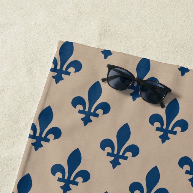 Toalha De Praia Fleur de Lis Pattern, Royal French Blue em Creme (In Situ)
