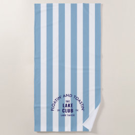 Toalha De Praia Flutuando E Atingindo A Greve Azul Do Clube Do Lag