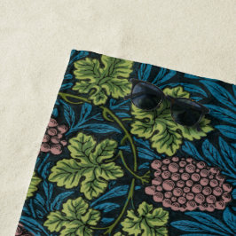 Toalha De Praia  Grapevines with clusters of pink grapes 