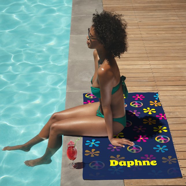 Toalha De Praia Groovy Hippie Peace and Flower Chá Custom Name (Criador carregado)