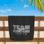 Toalha De Praia Grupo De Equipe Para Ser O Nome Legal Retro Negro<br><div class="desc">Design de toalha de praia personalizada para o noivo apresenta "GRUPO DE EQUIPE" em cinzas de luz negrito em um fundo preto masculino sólido. Personalize o nome da noiva em um script branco nítido. O título, noiva ou texto personalizado é apresentado abaixo. Todas as cores neste design são personalizáveis na...</div>