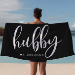 Toalha De Praia Hubby Black and White Newwing Groom<br><div class="desc">Mostre seu novo status com esta lua de praia "Hubby" elegante em preto e branco, perfeita para luas de mel, dias de praia ou relaxamento ao lado do poolside. Projetada para noivos e maridos, esta toalha pode ser personalizada com um sobrenome, fazer-a como um presente ou acessório na moda. Seja...</div>