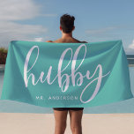 Toalha De Praia Hubby Teal E White New Ground<br><div class="desc">Hubby Teal E White New Groom Beach Towel. Toalha de praia de hubby moderna. Uma toalha de lua de mel perfeita para o noivo. Personalize este design personalizado com seu próprio nome ou texto.</div>