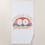 Toalha De Praia Humor de Aniversário de 80<br><div class="desc">Uma ideia de presente de aniversário elegante para qualquer um. Apresentando um design retrorreflector aflita e dessaturado que diz "envelhecido à perfeição!"</div>
