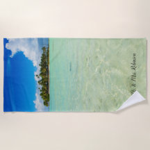 Ilha desabitada em lagoa azul tropical