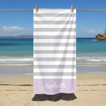 Toalha De Praia Lilac e Cinza Stripes Monograma | Cores editáveis<br><div class="desc">Esta toalha de praia personalizada tem um padrão de stripe horizontal pré-definido em cinzas leves, púrpura pastel e branca. Personalize-o com seu nome monograma ou outro texto personalizado em uma fonte moderna de script. Use as ferramentas de design para escolher qualquer cor de fundo, editar as fontes de texto e...</div>