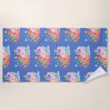 Linda sereia-do-cabelo-rosa brincando abraçando um