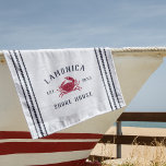 Toalha De Praia Marinho Blue Rustic Crab Personalizado Shore House<br><div class="desc">Personalize sua casa de praia ou praia com esta linda toalha de praia personalizada com seu nome familiar ou nome de casa e ano,  estabelecida em marinho azul,  destacada com uma ilustração de caranguejo vermelho em um fundo branco.</div>