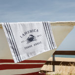 Toalha De Praia Marinho Blue Rustic Crab Personalizado Shore House<br><div class="desc">Personalize sua casa de praia ou praia com esta linda toalha de praia personalizada com seu nome familiar ou nome de casa e ano,  estabelecida em marinho azul,  destacada com uma ilustração caranguejo em um fundo branco.</div>
