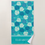 Toalha De Praia Marinho Teal e Nome Personalizado da Monstera Cost<br><div class="desc">Embarque vibrações tropicais com o Teal, o Marinho e a Torre Costeira Branca, com o nome personalizado da Praia! Esta toalha de na moda apresenta um impressionante padrão de folha monstera em tons ricos de chá e marinho, acentuados com branco nítido para um olhar fresco e costeiro. Perfeito para dias...</div>