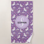 Toalha De Praia Meninas Cute Purple Unicorn Pattern Kids<br><div class="desc">Essa toalha mágica engraçada de praia monogramas apresenta um padrão de unicórnio roxo,  com um planeta,  estrelas,  uma coroa,  um arco-íris e coração,  e pode ser personalizada com o nome de suas meninas. A fantasia perfeita do presente temido para o seu bebê,  criança ou criança!</div>