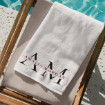 Toalha De Praia "Mínimo Pink Pastel Inicial & Nome Personalizado<br><div class="desc">Mantenha-se chique na praia ou no poolside com esta toalha de praia personalizada, cor-de-rosa, mínima. Apresentando seu nome e inicial personalizados em um design de monograma moderno e elegante, esta toalha é uma combinação perfeita de elegância e funcionalidade. Criado a partir de material macio e absorvente, oferece estilo e conforto...</div>
