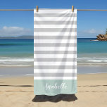Toalha De Praia Mint e Cinza Stripes Monograma | Cores editáveis<br><div class="desc">Esta toalha de praia personalizada tem um padrão de stripe horizontal pré-definido em cinzas leves, minty aqua e branco. Personalize-o com seu nome monograma ou outro texto personalizado em uma fonte moderna de script. Use as ferramentas de design para escolher qualquer cor de fundo, editar as fontes de texto e...</div>