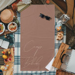 Toalha De Praia Mocha Mousse Camp Bride personalizável<br><div class="desc">Comemore seu final de semana de despedida de solteira em estilo com esta elegante e personalizada toalha com a Cor 2025 do Ano, Mocha Mousse. O texto creme tan é totalmente personalizável para exibir o nome da noiva-a-ser, fazer-a uma única e ponderada manutenção. Perfeito para chás de panela, dias spa,...</div>