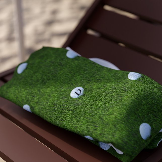 Toalha De Praia Monograma da Bola de Golfe Verde de Golfe Moderno (Green Grass Golf Ball Monogram Beach Towel with space for your initial)