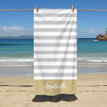 Toalha De Praia Monograma das Estrias Douradas e Cinzas | Cores ed<br><div class="desc">Esta toalha de praia personalizada tem um padrão de stripe horizontal pré-definido em cinzas leves, ouro bronzeado e branco. Personalize-o com seu nome monograma ou outro texto personalizado em uma fonte moderna de script. Use as ferramentas de design para escolher qualquer cor de fundo, editar as fontes de texto e...</div>