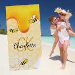 Toalha De Praia Monograma de mel de abelhas do desfiladeiro<br><div class="desc">Fundo amarelo, branco com um padrão de colmeia de abelhas e abelhas sorrindo felizes. Decorado com mel doce e ouro pingando. Personalize e adicione o seu nome e as iniciais do monograma, ouro e letras pretas. O nome é escrito com um script de estilo manuscrito. Perfeito para sua casa de...</div>