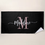 Toalha De Praia Monograma de Nome com Estilo Personalizado Preto e<br><div class="desc">Toalha de praia moderna, trendy e estilosa com seu nome personalizado e inicial em um design de caligrafia elegante com floreios (certifique-se de manter emoticons ou espaços ao lado do nome completo para que os floreios permaneçam). Esta é a versão rosa e preta. Fácil de personalizar o tamanho e adicionar...</div>