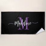 Toalha De Praia Monograma de Nome com Estilo Personalizado Preto R<br><div class="desc">Toalha de praia moderna, trendy e estilosa com seu nome personalizado e inicial em um design de caligrafia de script chic com floreios (certifique-se de manter emoticons ou espaços ao lado do nome completo para que os floreios permaneçam). Esta é a versão roxa e preta. Fácil de personalizar o tamanho...</div>