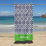 Toalha De Praia Monograma de Trellis verde e Marinho<br><div class="desc">Esta toalha de praia feita sob encomenda tem um padrão de pisca de pré-disquete em azul marinho, verde e branco. Personalize-o com seu nome monograma ou outro texto personalizado em uma fonte moderna de script. Use as ferramentas de design para escolher qualquer cor de fundo, editar as fontes de texto...</div>
